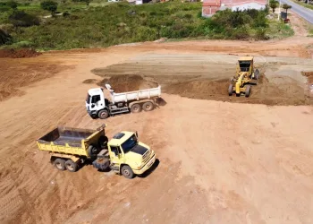 Prefeito Gilson Bento vistoria obra de terraplanagem na UBS de Vila de Mariana