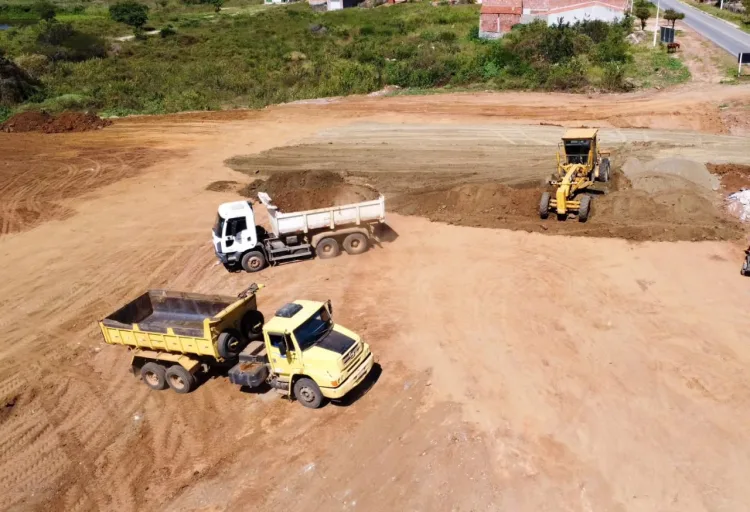 Prefeito Gilson Bento vistoria obra de terraplanagem na UBS de Vila de Mariana