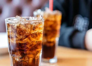 Pesquisas apontam o que nós já sabíamos: refrigerantes e sucos artificiais podem estar ligados ao aumento de diabetes