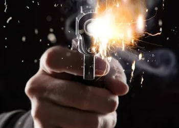 Exclusivo: em Afogados, casal encapuzado invade casa e atira em morador