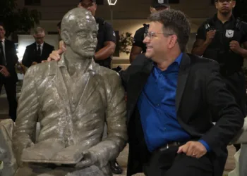 Afogados da Ingazeira ganha estátua de Manoel Arão