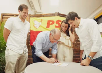 Thaynnara Queiroz se filia ao PSB em evento em Gravatá, com assinatura de Geraldo Alckmin