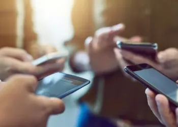 “Os jovens não deveriam ter seus próprios celulares antes dos 12 ou 13 anos”, diz psiquiatra especialista em vícios