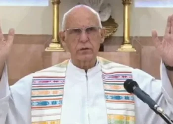 Padre Júlio Lancellotti recebe ameaça de morte em igreja: “Petista vagabundo”