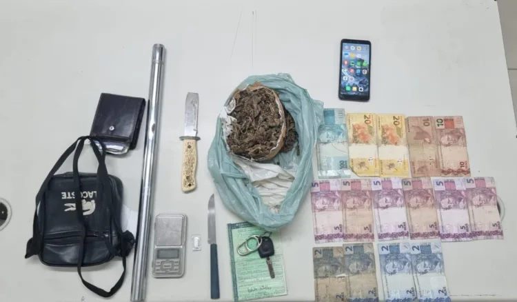 Exclusivo: em Afogados, Polícia persegue e prende casal que comerciazava drogas em veículo