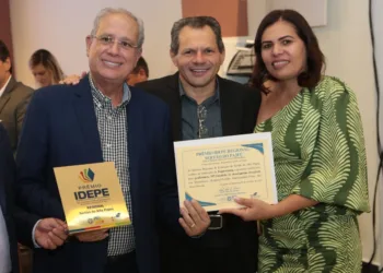 Sávio Torres recebe prêmio de excelência educacional do IDEPE 2022