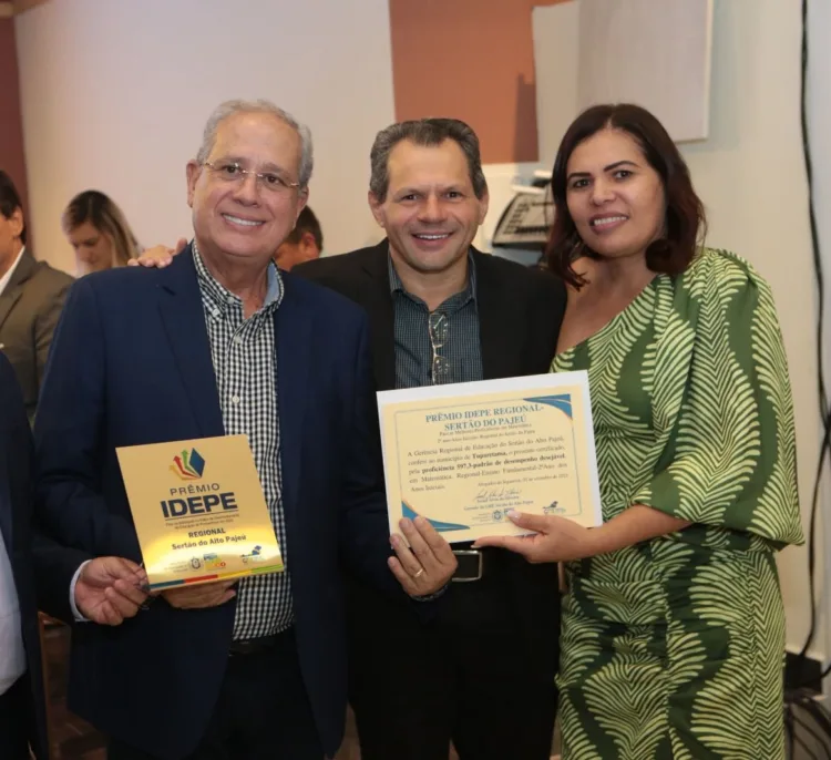 Sávio Torres recebe prêmio de excelência educacional do IDEPE 2022
