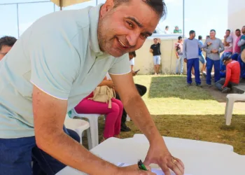 Prefeito Gilson Bento assinou a ordem de serviço para reforma do Estádio Municipal “O Tonhão”.