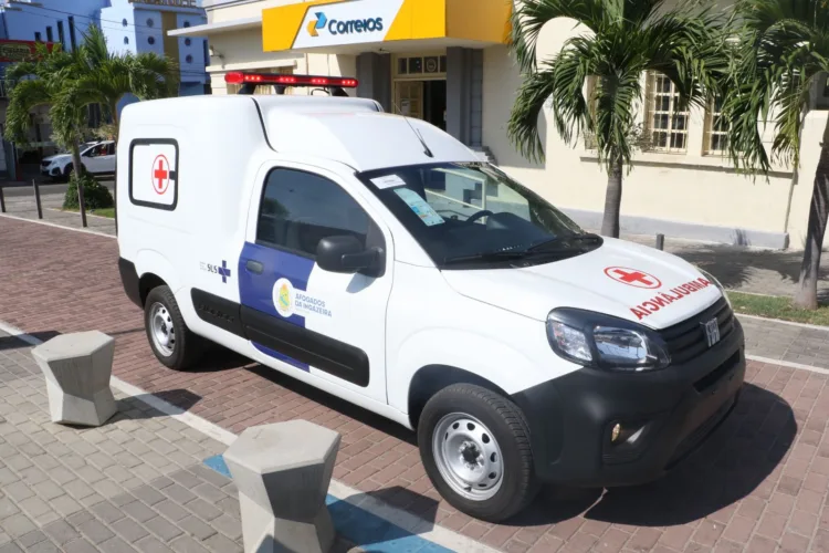 Prefeito Sandrinho entregou nova ambulância para saúde de Afogados