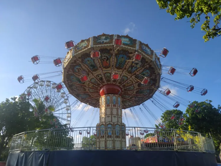 Parte de brinquedo se solta no ar, e mulher é arremessada em parque de diversão em Olinda-PE