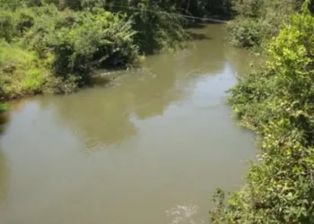 Homem bêbado morre afogado após pular em rio para pegar cachaça