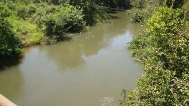Homem bêbado morre afogado após pular em rio para pegar cachaça