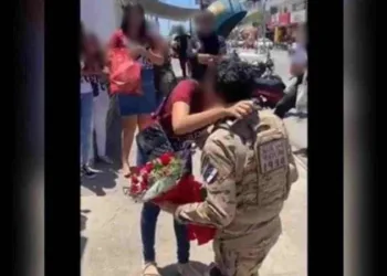Em Pernambuco, pedido de namoro de policial a adolescente viraliza na web