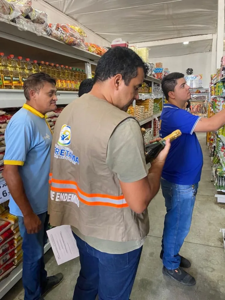 Vigilância Sanitária de Tuparetama inspeciona mercados para recolhimento de Sidra Cereser com possíveis fragmentos de vidro