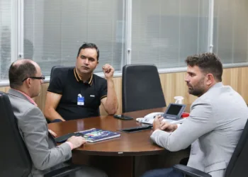 Prefeito de Brejinho visita sede da Compesa, em Recife, em busca de melhorias para comunidade