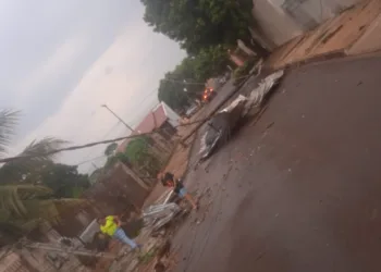 Temporal no Paraná arranca telhados, derruba muros, postes e outdoors; afogadense registra com exclusividade para o Mais Pajeú