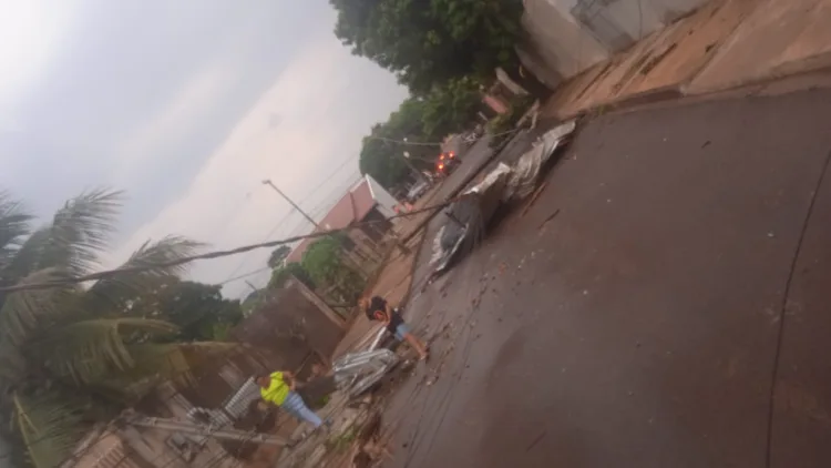Temporal no Paraná arranca telhados, derruba muros, postes e outdoors; afogadense registra com exclusividade para o Mais Pajeú