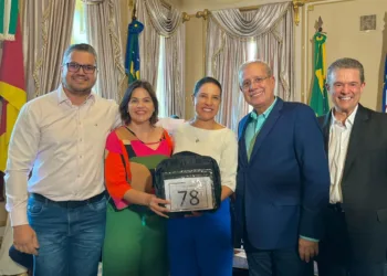 Sávio e Diógenes recebem chave do novo ônibus escolar em evento com a governadora Raquel Lyra
