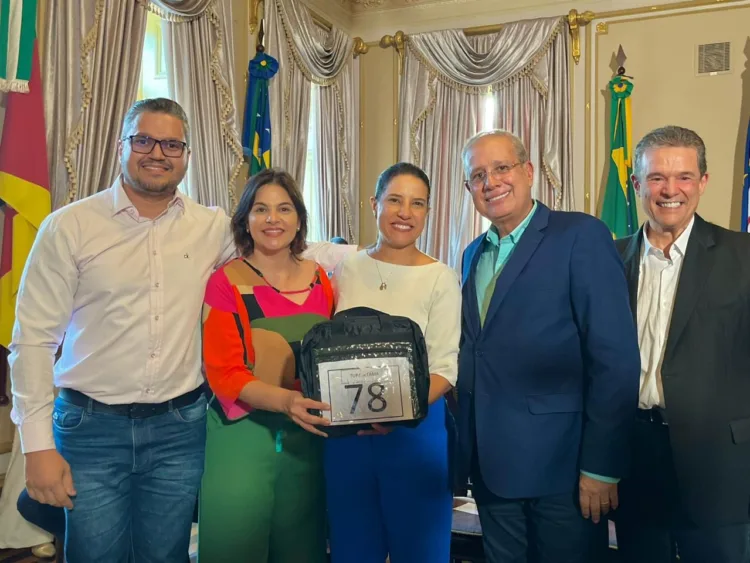 Sávio e Diógenes recebem chave do novo ônibus escolar em evento com a governadora Raquel Lyra