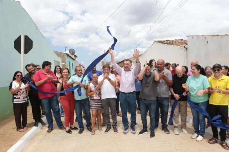 Prefeito Sandrinho inaugurou mais uma rua pavimentada no Residencial Dom Francisco