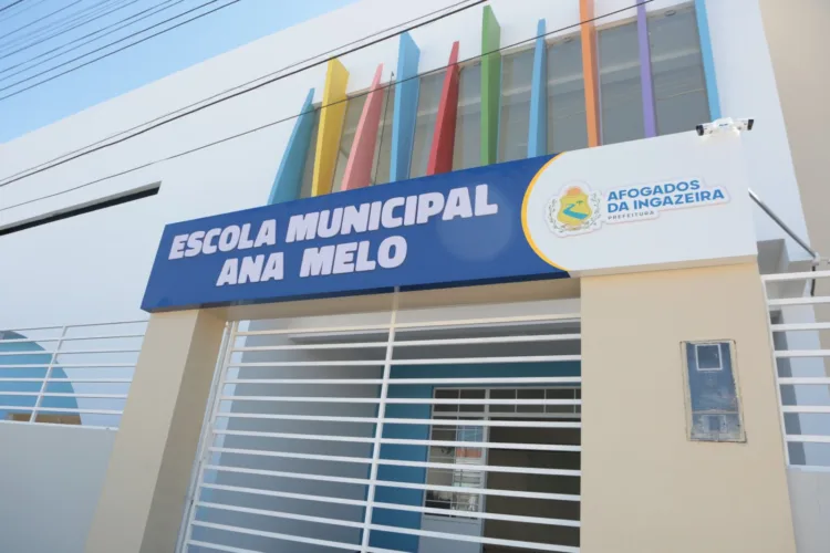 Prefeito Sandrinho vai inaugurar nova Escola Ana Melo. Maior, mais bela e mais moderna.