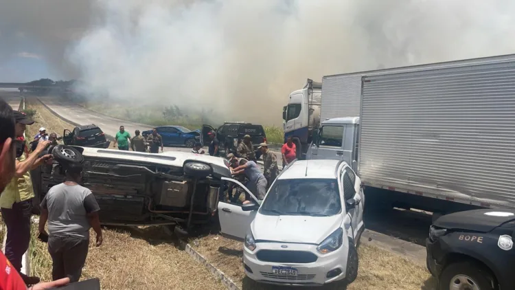 Engavetamento com mais de 10 veículos deixa várias vítimas na BR-232; veja vídeos