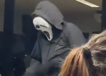 PM encontra faca e aparelho de choque com homem fantasiado que causou tumulto em faculdade no Recife