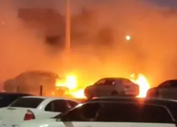 Incêndio destrói veículos próximo ao Shopping Serra Talhada