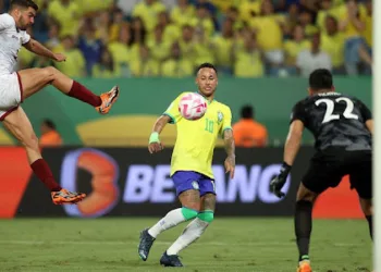 VÍDEO: Torcedor joga pipoca em Neymar após tropeço do Brasil