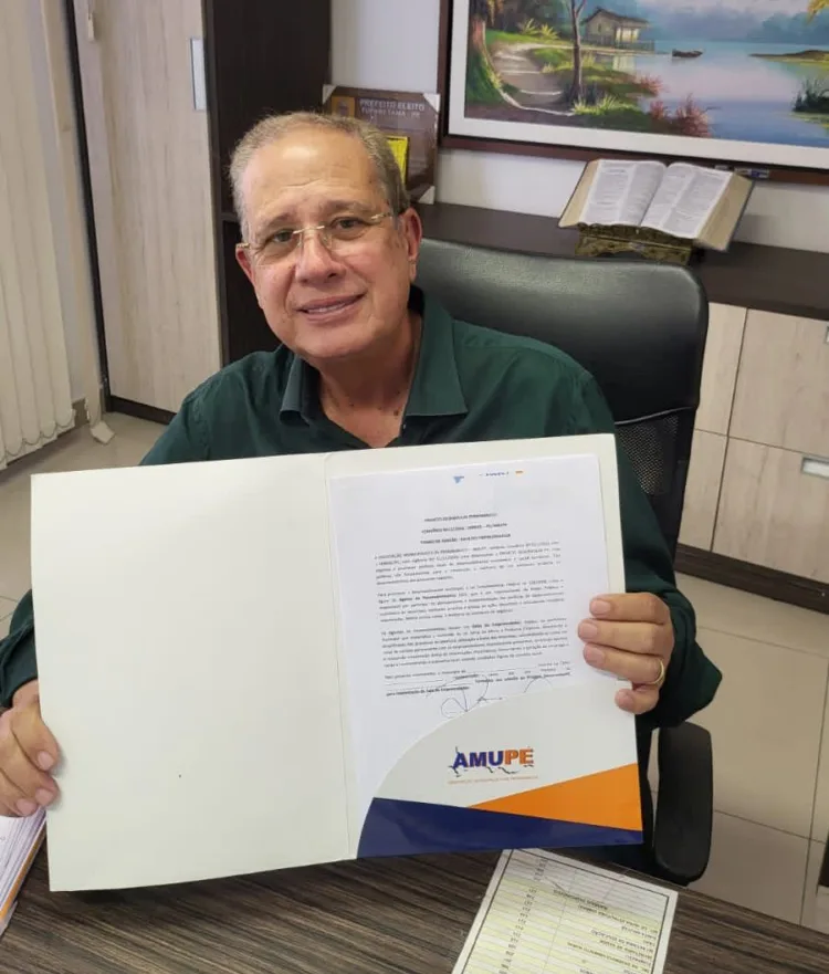 Sávio Torres assina convênio com a AMUPE para instalar a sala do empreendedor em Tuparetama