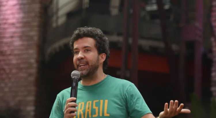 Novo áudio mostra Janones pedindo dinheiro de servidores para bancar campanha