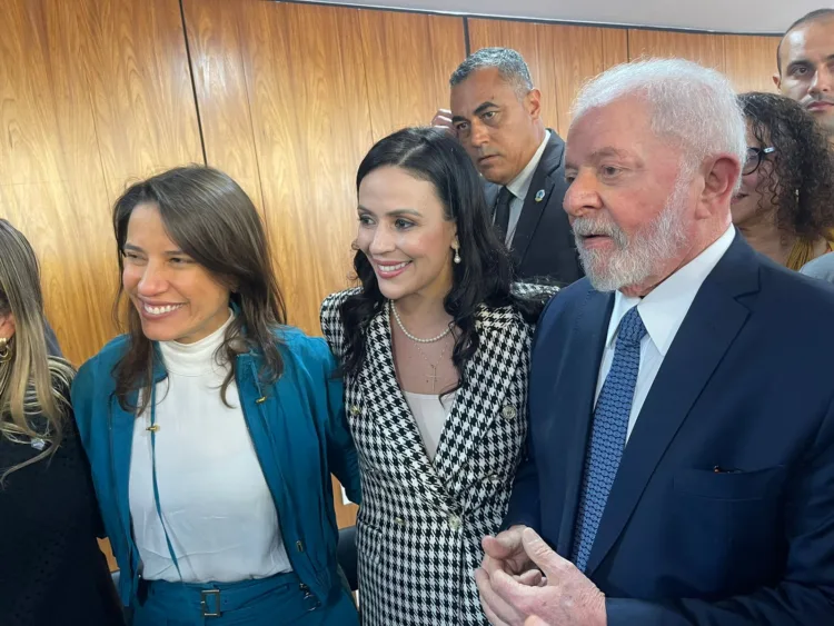 Ao lado de Lula, Márcia Conrado participa da assinatura de ordem de serviço da duplicação da BR 423