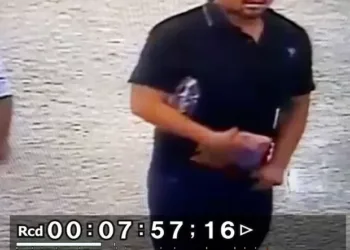 Câmera flagra homem furtando carne e escondendo dentro da calça, em Afogados