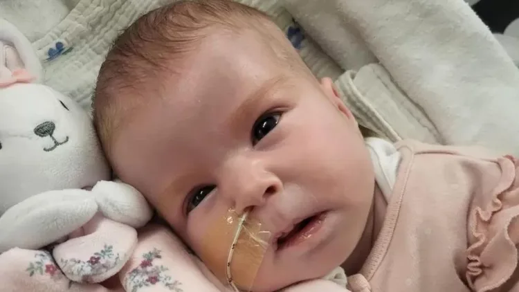 Justiça britânica manda desligar aparelhos de bebê