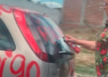 VÍDEO: Primeira-dama vandaliza carro de amante do prefeito em cidade do interior de PE; assista