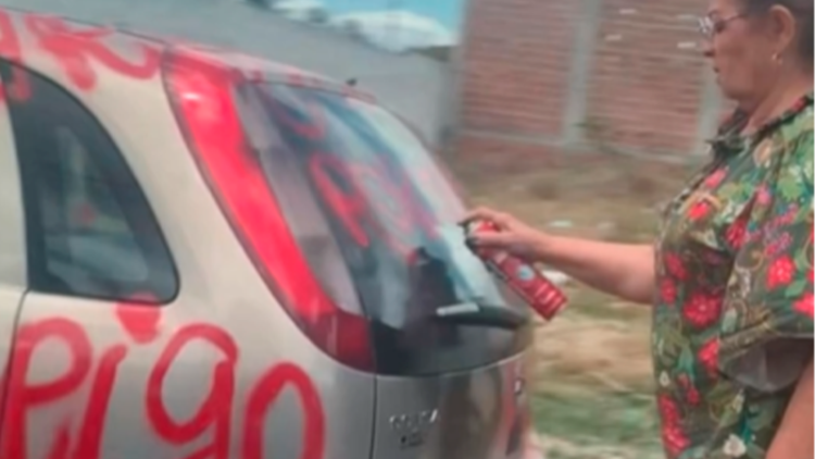 VÍDEO: Primeira-dama vandaliza carro de amante do prefeito em cidade do interior de PE; assista