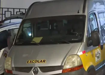 Menino de 2 anos morre após ser esquecido em van escolar em dia de calor intenso