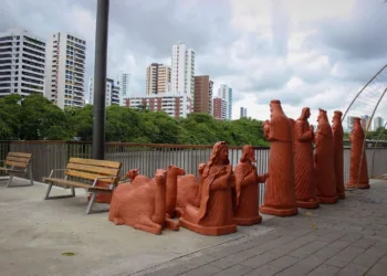 Um dia após instalada, escultura do menino Jesus some de presépio em parque no Recife