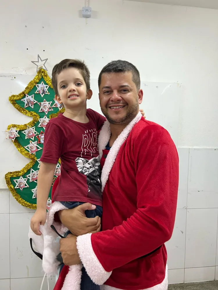 Diretor de Esportes, Thiago Santana, vira Papai Noel e faz a alegria da criançada em escola de Afogados