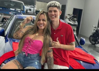 Casal de influenciadores do Jogo do Tigre é preso; carro de luxo é apreendido