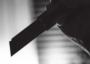 Após descobrir traição, mulher corta pênis do marido e joga na privada