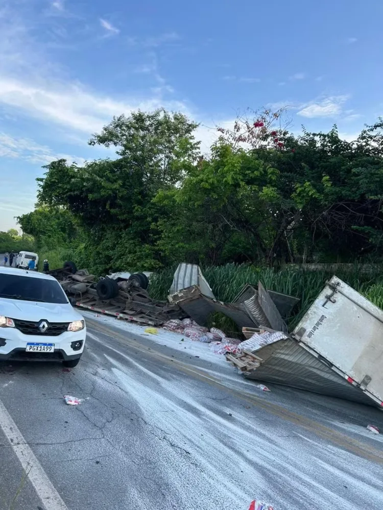 Oito morrem após Kombi e caminhão baterem de frente na PE-50