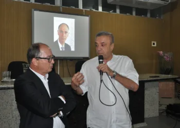 Evandro chora no lançamento da biografia de Marco Maciel ao contar apoio que recebeu para tentar salvar filho