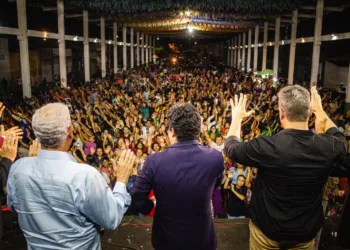 Tuparetama Para Cristo iluminou o Pátio de Eventos com louvor e adoração