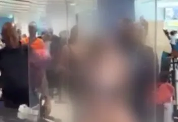 Mulher tem surto, fica pelada e ataca pessoas em aeroporto