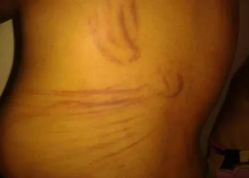 Homem é preso após chicotear a esposa grávida de nove meses e enforcar a própria mãe