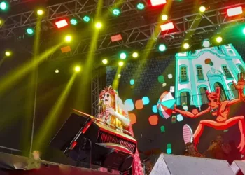 Com cortejos de blocos e shows de Alceu Valença e Nação Zumbi, Olinda abre o carnaval ao som do frevo