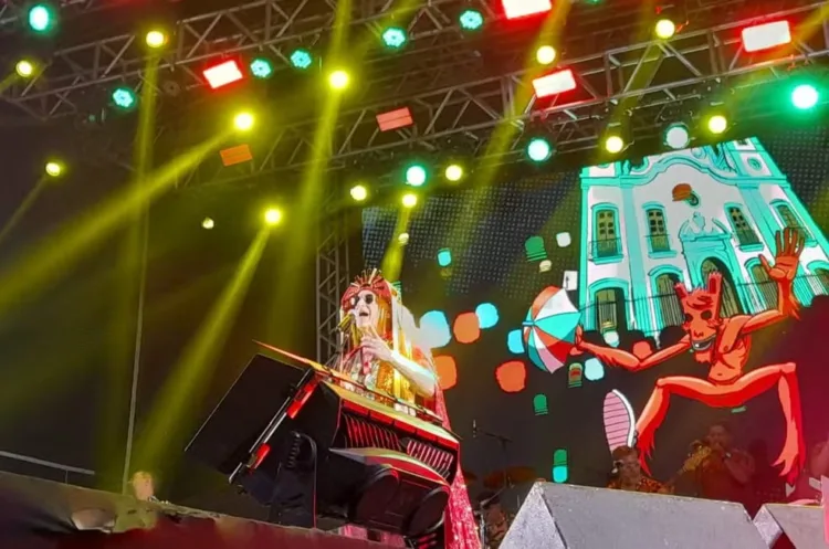 Com cortejos de blocos e shows de Alceu Valença e Nação Zumbi, Olinda abre o carnaval ao som do frevo