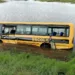 Ônibus escolar cai dentro de açude em Serra Talhada e deixa vários feridos