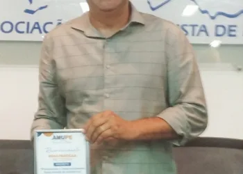 Em evento da AMUPE prefeito Gilson Bento recebe prêmio de reconhecimento pelas boas práticas de gestão